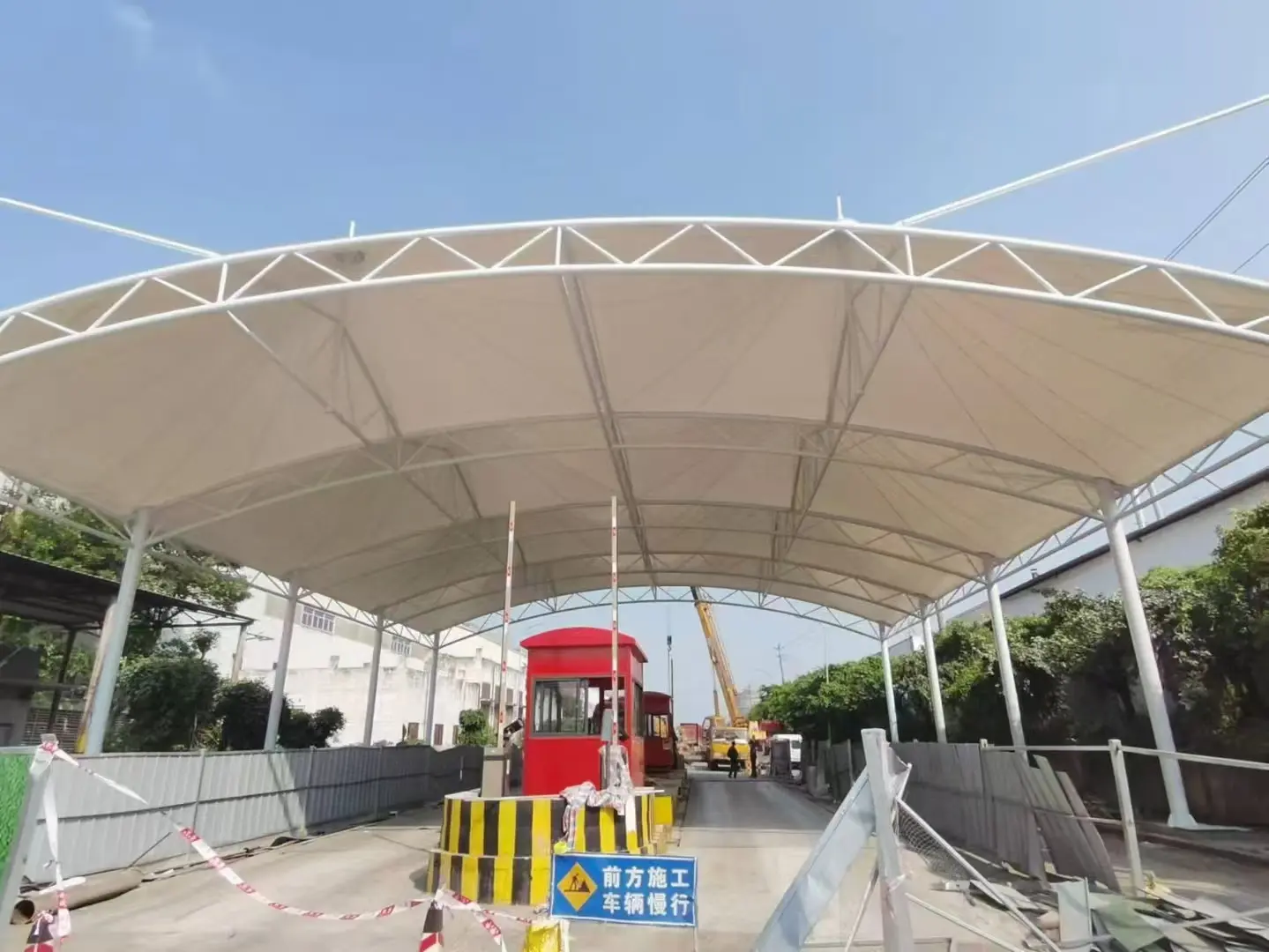 【贵州福泉雨棚】怎么选择【源头工厂】：解决雨棚建造盲目选择的选型标准